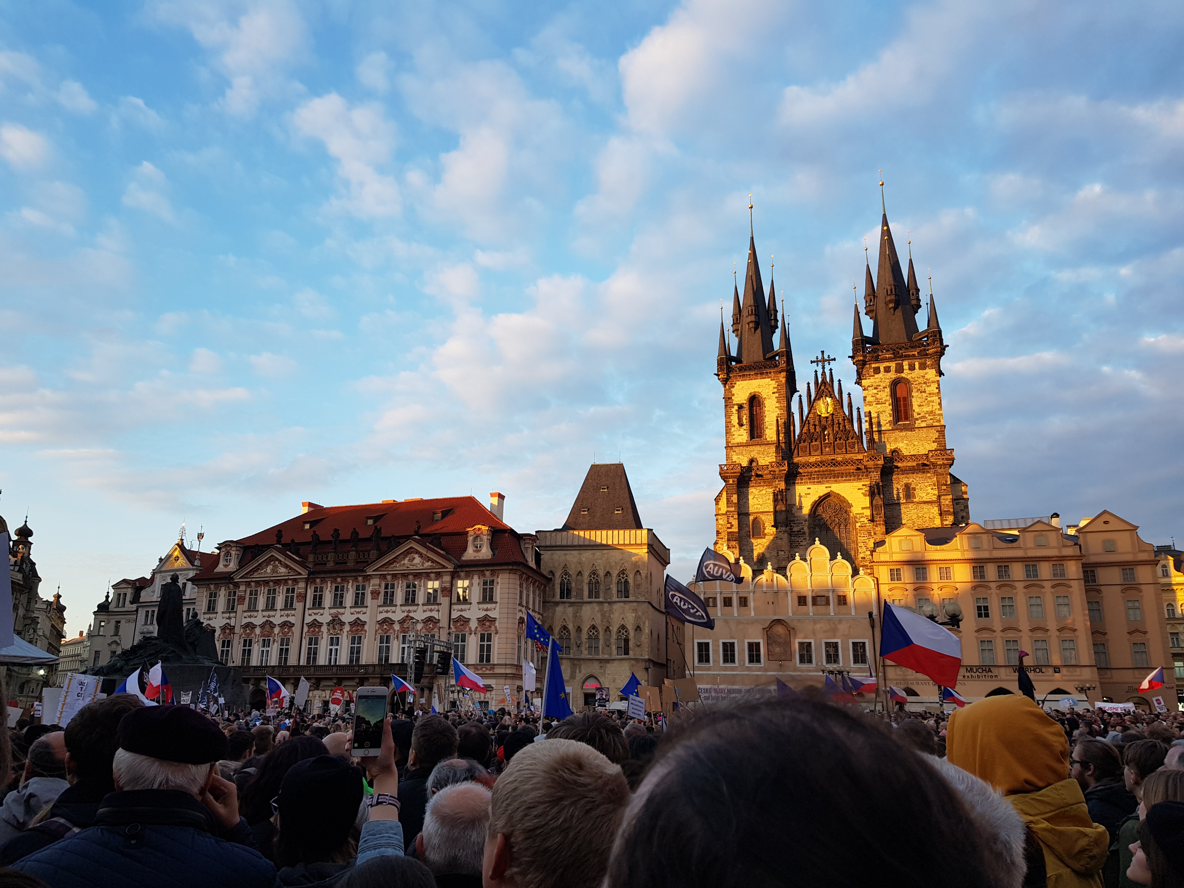 „Nehorázné vydírání!“ Spor o Turka žene lidi do ulic na podporu prezidenta