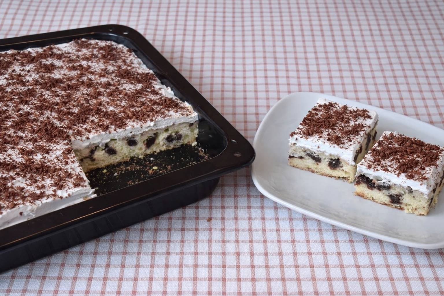 Děrovaná buchta s kakaovo rumovou polevou a krémem krok za krokem